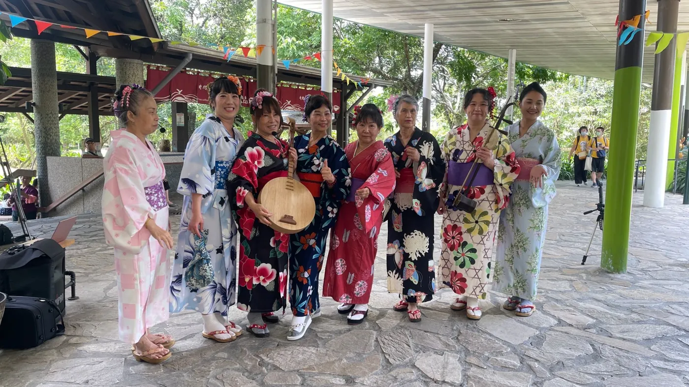 穿和服的樂團在咖啡館前廣場演出後合影