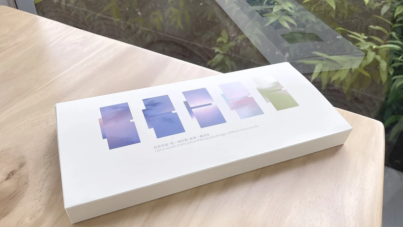 窗邊自然光下的精品掛耳禮盒