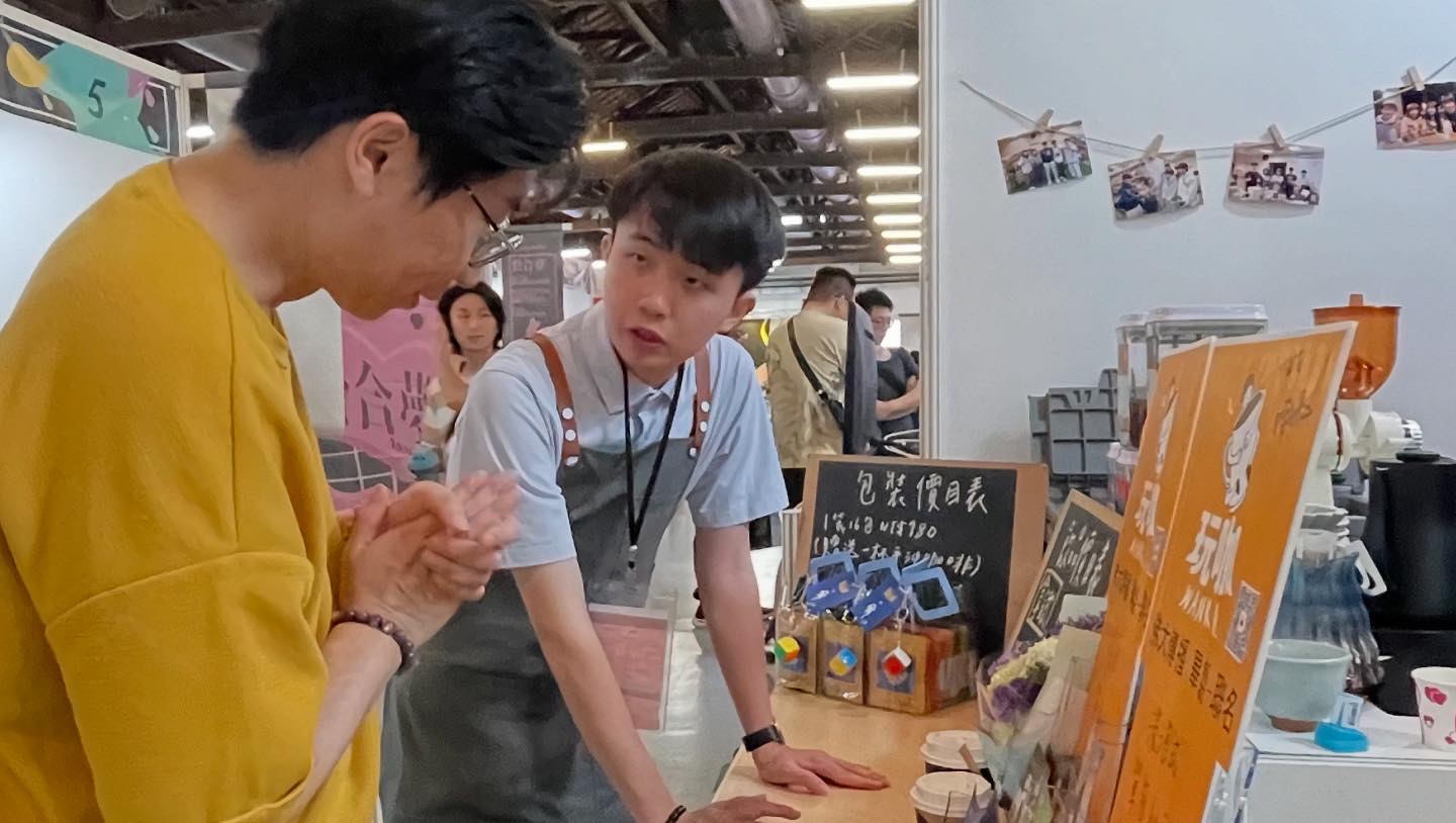 學生向來賓解說產品